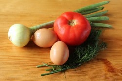 Жареные яйца с помидорами на сковороде - шаг 1