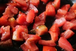 Жареные яйца с помидорами на сковороде - шаг 2