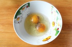 Жареные яйца с помидорами на сковороде - шаг 3