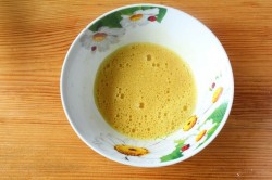 Жареные яйца с помидорами на сковороде - шаг 4