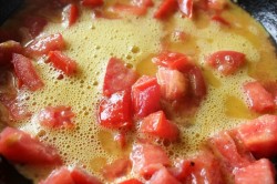 Жареные яйца с помидорами на сковороде - шаг 5