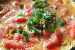 Жареные яйца с помидорами на сковороде - шаг 6