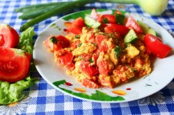 Жареные яйца с помидорами на сковороде - шаг 7