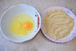 Жареный сыр сулугуни на сковороде в панировке - шаг 2