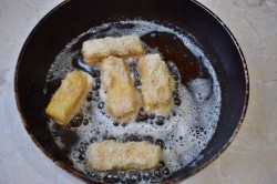 Жареный сыр сулугуни на сковороде в панировке - шаг 4