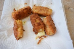 Жареный сыр сулугуни на сковороде в панировке - шаг 5