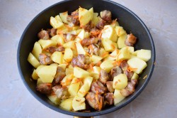 Жаркое из свинины с картофелем по домашнему - шаг 7