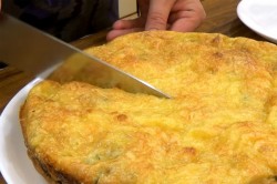 Простое жидкое тесто на майонезе для пиццы, пирогов, оладьев - шаг 13 Простое жидкое тесто на майонезе для пиццы, пирогов, оладьев - шаг 13