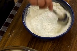 Простое жидкое тесто на майонезе для пиццы, пирогов, оладьев - шаг 6 Простое жидкое тесто на майонезе для пиццы, пирогов, оладьев - шаг 6