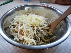 Жульен из кальмаров с шампиньонами в духовке - шаг 6