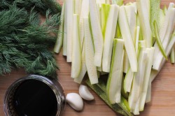 Кабачки с соевым соусом и чесноком на сковороде - шаг 2 Кабачки с соевым соусом и чесноком на сковороде - шаг 2