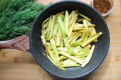 Кабачки с соевым соусом и чесноком на сковороде - шаг 4 Кабачки с соевым соусом и чесноком на сковороде - шаг 4