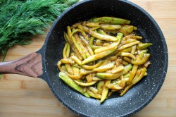 Кабачки с соевым соусом и чесноком на сковороде - шаг 5 Кабачки с соевым соусом и чесноком на сковороде - шаг 5