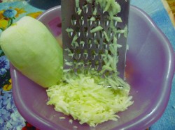 Кабачково-творожные оладьи с овсяными хлопьями - шаг 1 Кабачково-творожные оладьи с овсяными хлопьями - шаг 1