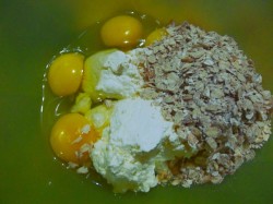 Кабачково-творожные оладьи с овсяными хлопьями - шаг 2 Кабачково-творожные оладьи с овсяными хлопьями - шаг 2