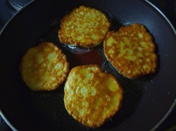 Кабачково-творожные оладьи с овсяными хлопьями - шаг 5 Кабачково-творожные оладьи с овсяными хлопьями - шаг 5