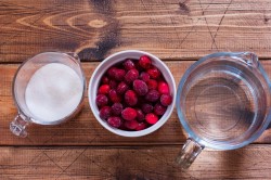 Морс из замороженной клюквы - шаг 1 Морс из замороженной клюквы - шаг 1