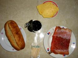 Канапе с красной рыбой и сыром на шпажках - шаг 1