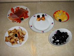 Канапе с красной рыбой и сыром на шпажках - шаг 6