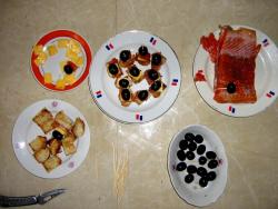 Канапе с красной рыбой и сыром на шпажках - шаг 7