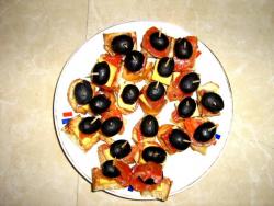 Канапе с красной рыбой и сыром на шпажках - шаг 8