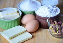 Капкейки с белым шоколадом и фисташками - шаг 1 Капкейки с белым шоколадом и фисташками - шаг 1