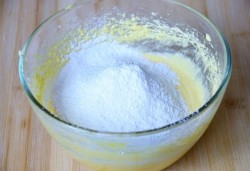 Капкейки с белым шоколадом и фисташками - шаг 5 Капкейки с белым шоколадом и фисташками - шаг 5