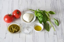 Капрезе помидоры с песто и моцареллой - шаг 1