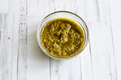 Капрезе помидоры с песто и моцареллой - шаг 2