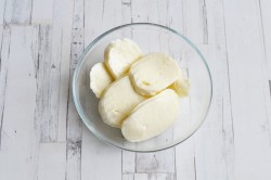 Капрезе помидоры с песто и моцареллой - шаг 4