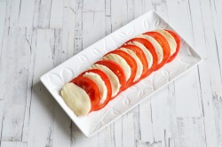 Капрезе помидоры с песто и моцареллой - шаг 6