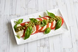 Капрезе помидоры с песто и моцареллой - шаг 7