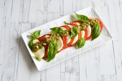 Капрезе помидоры с песто и моцареллой - шаг 8