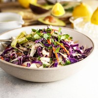 Овощной салат с авокадо, капустой и маринованным имбирем
