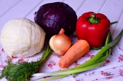 Салат витаминный из краснокочанной и белокочанной капусты - шаг 1 Салат витаминный из краснокочанной и белокочанной капусты - шаг 1