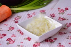 Салат витаминный из краснокочанной и белокочанной капусты - шаг 2 Салат витаминный из краснокочанной и белокочанной капусты - шаг 2