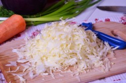 Салат витаминный из краснокочанной и белокочанной капусты - шаг 3 Салат витаминный из краснокочанной и белокочанной капусты - шаг 3