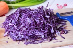 Салат витаминный из краснокочанной и белокочанной капусты - шаг 4 Салат витаминный из краснокочанной и белокочанной капусты - шаг 4