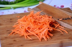 Салат витаминный из краснокочанной и белокочанной капусты - шаг 5 Салат витаминный из краснокочанной и белокочанной капусты - шаг 5