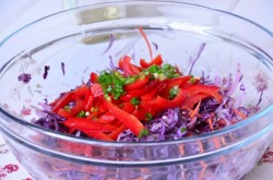 Салат витаминный из краснокочанной и белокочанной капусты - шаг 8 Салат витаминный из краснокочанной и белокочанной капусты - шаг 8