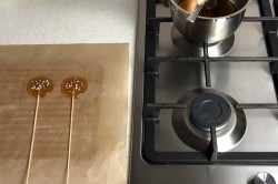 Карамель на палочке домашняя - шаг 11