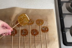 Карамель на палочке домашняя - шаг 12