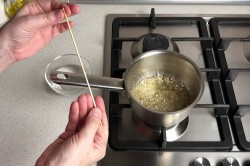 Карамель на палочке домашняя - шаг 7
