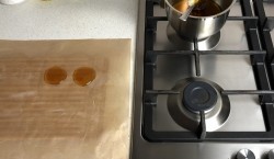 Карамель на палочке домашняя - шаг 9