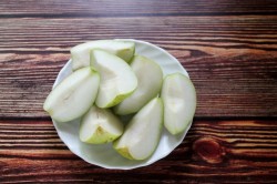 Карамелизованная груша на сковороде горячий десерт - шаг 2