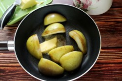 Карамелизованная груша на сковороде горячий десерт - шаг 5