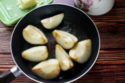 Карамелизованная груша на сковороде горячий десерт - шаг 6