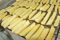 Картофель фри в духовке - шаг 6