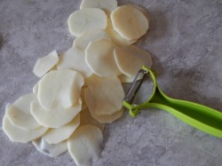 Чипсы в духовке из картошки в домашних условиях - шаг 2 Чипсы в духовке из картошки в домашних условиях - шаг 2