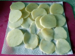 Чипсы в духовке из картошки в домашних условиях - шаг 3 Чипсы в духовке из картошки в домашних условиях - шаг 3